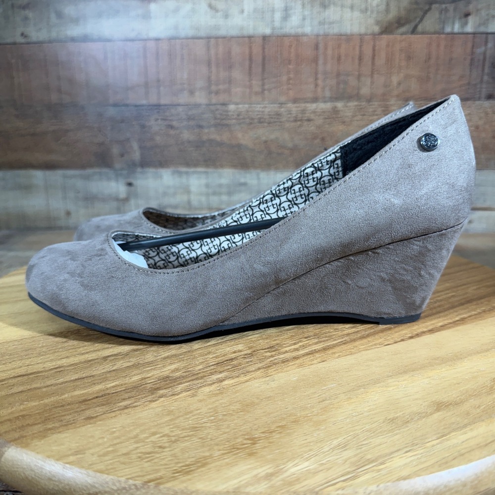 Daisy Fuentes Wedge Pumps Women 9.5M Brown Tanya Faux Suede Round Toe Office
